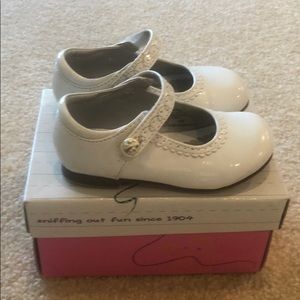 💘Buster Brown Girls size 6M white dress shoes 💘